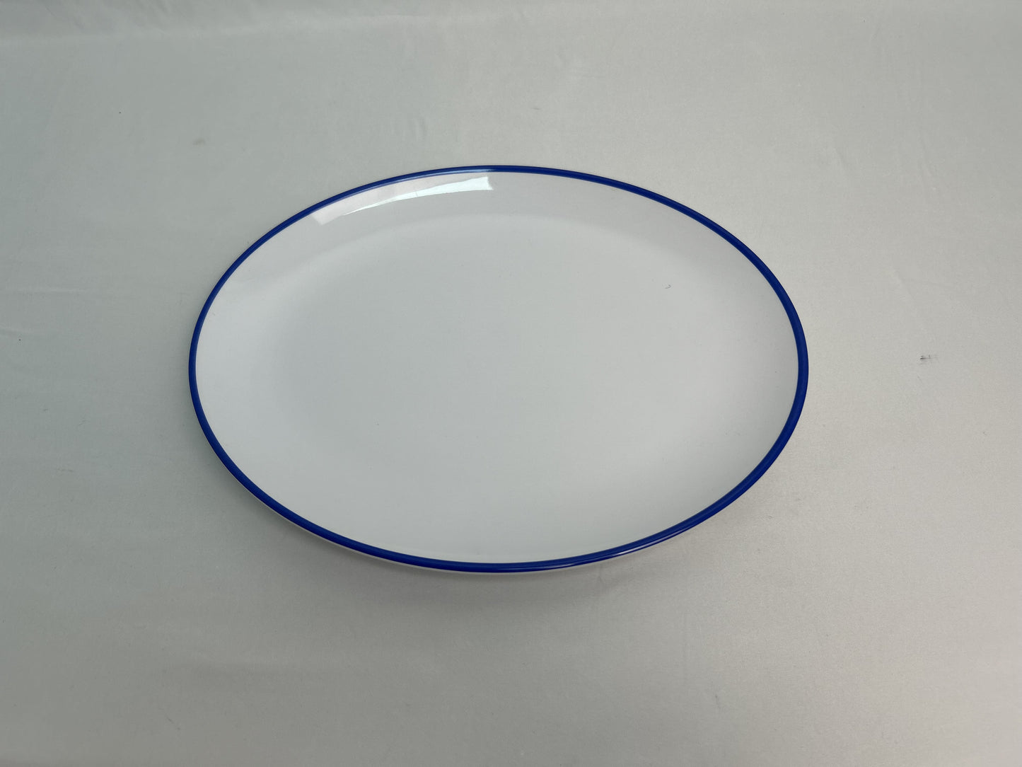 Plato Blanco Con Forma de Ovalo de 25,5 Cm